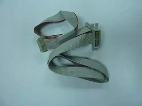 Bandkabel von Remeha, bestehend aus mehreren flachen Leitungen, die an beiden Enden mit Steckverbindern ausgestattet sind. Der Anschluss erfolgt über zwei stabile Verteiler.